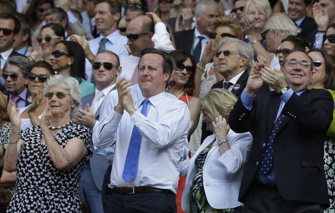 Ancora David Cameron con la madre Mary, alla sua sinistra. Afp